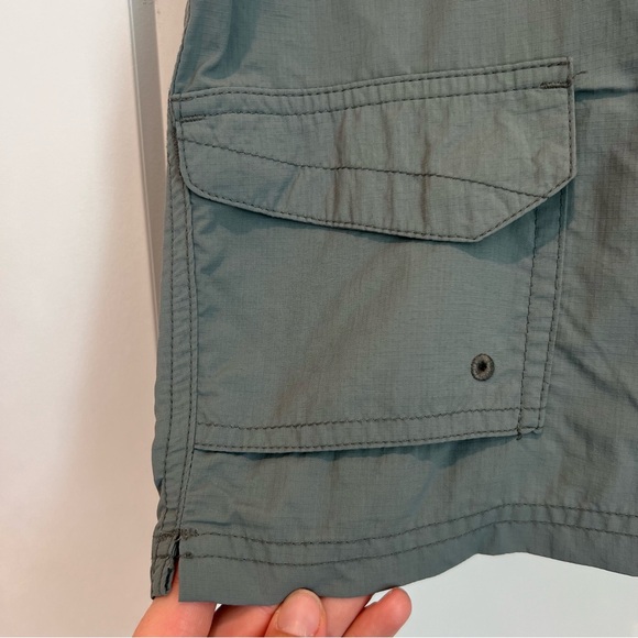 Columbia Women's 16 Omni Shade Cargo Hiking Outdoor Khaki Green Shorts - Picture 2 of 8